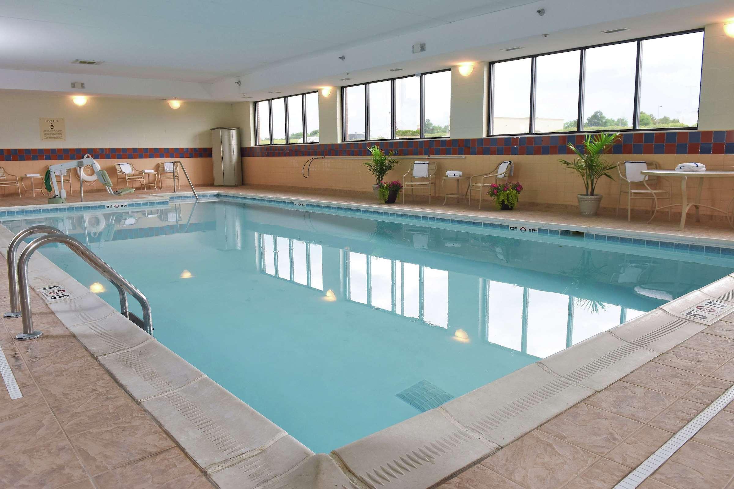 Hampton Inn & Suites Madisonville Bagian luar foto