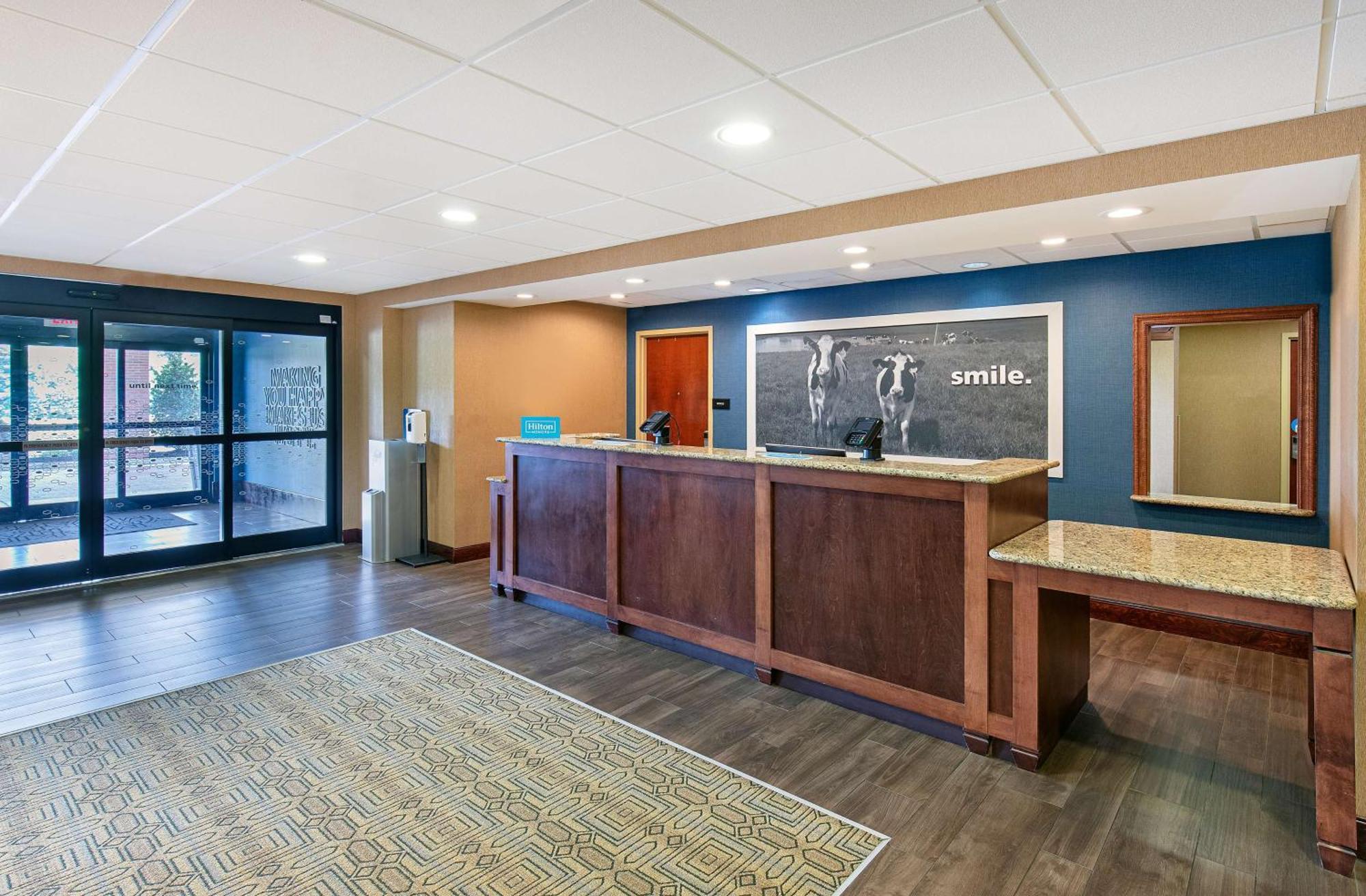 Hampton Inn & Suites Madisonville Bagian luar foto